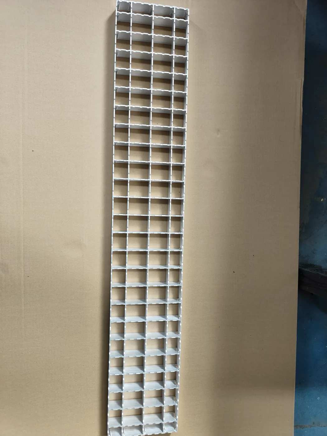 Aluminum grating sample — bearing bar detail