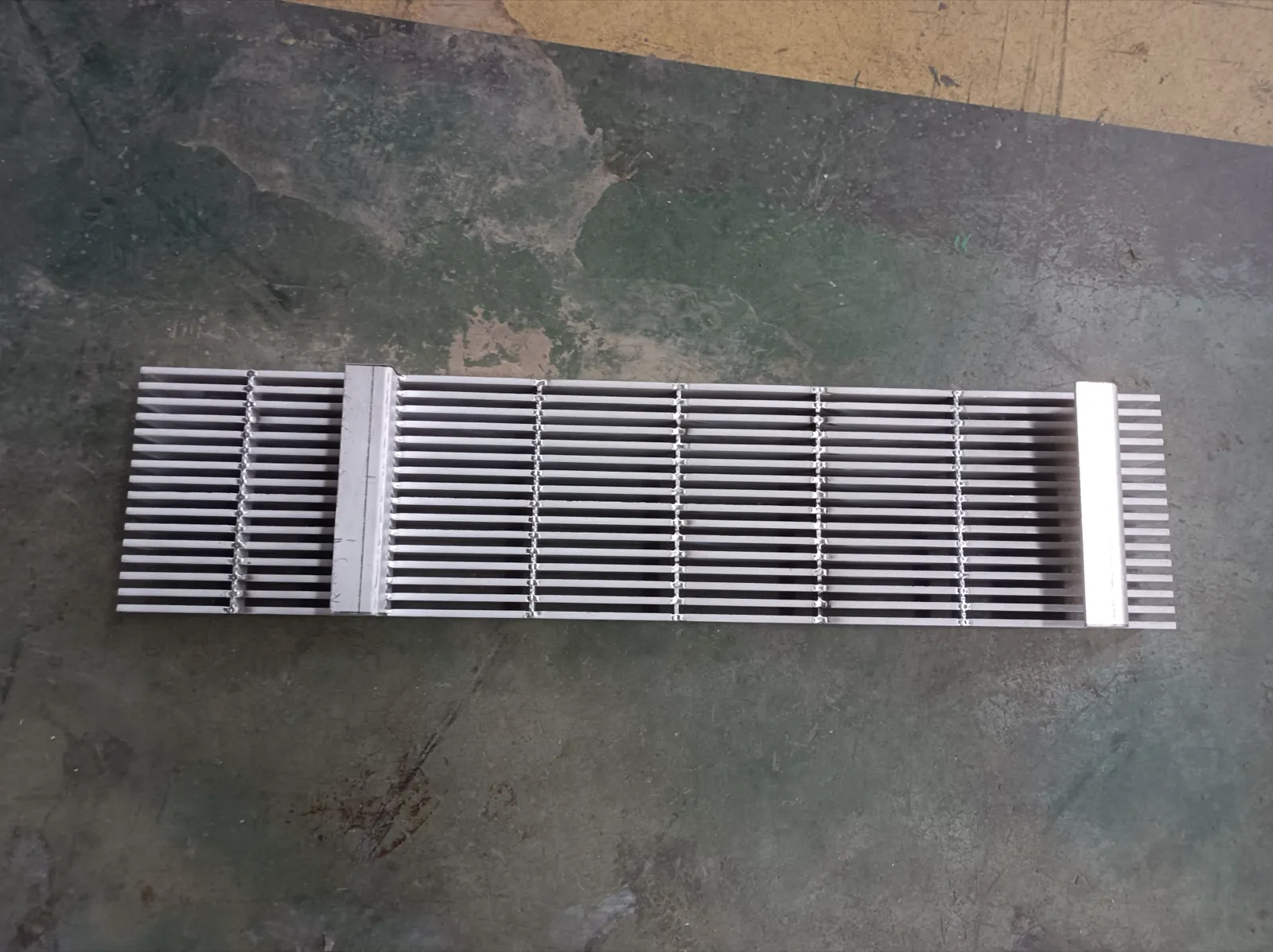 Swage-locked aluminum grating panel for industrial platforms
