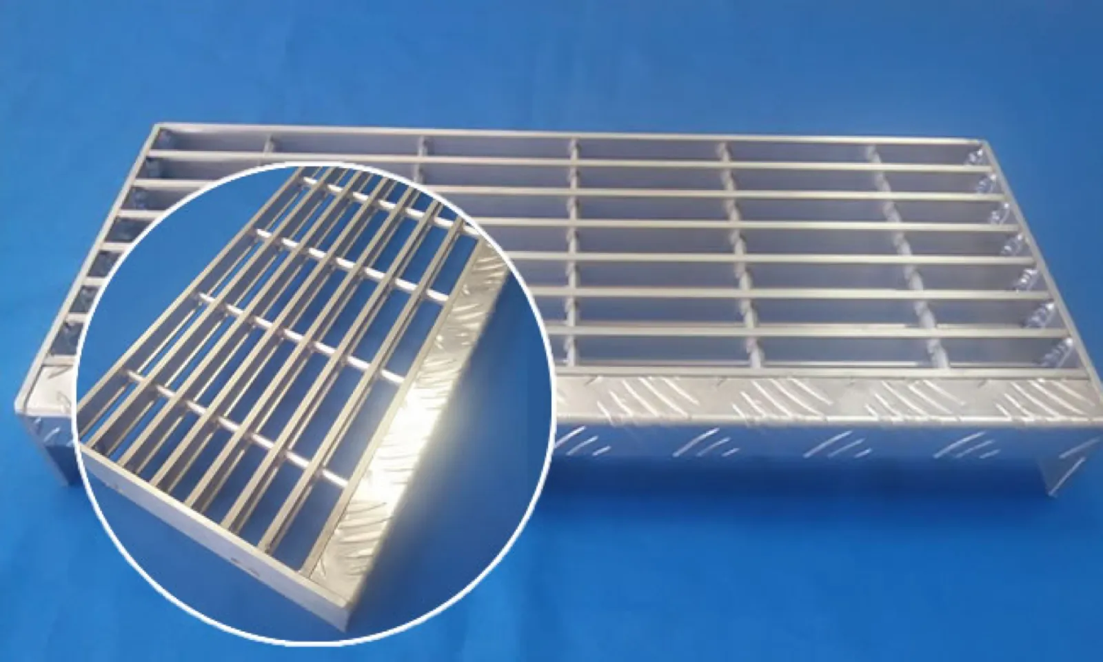Aluminum stair tread — top surface and side profile