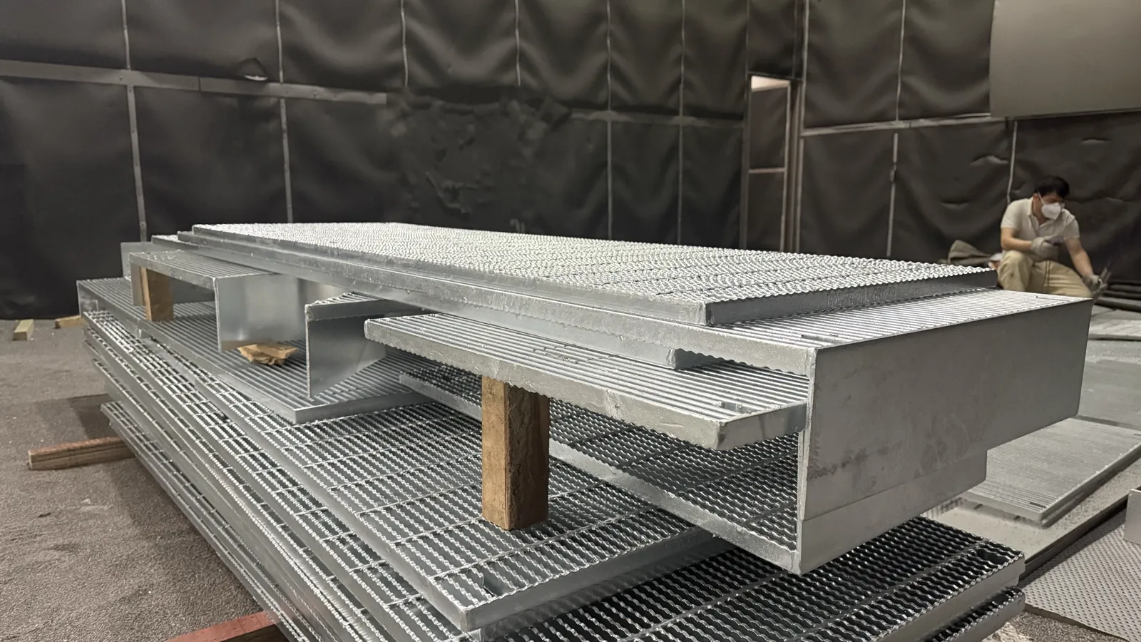 Galvanized welded steel grating panel for heavy-duty industrial use
