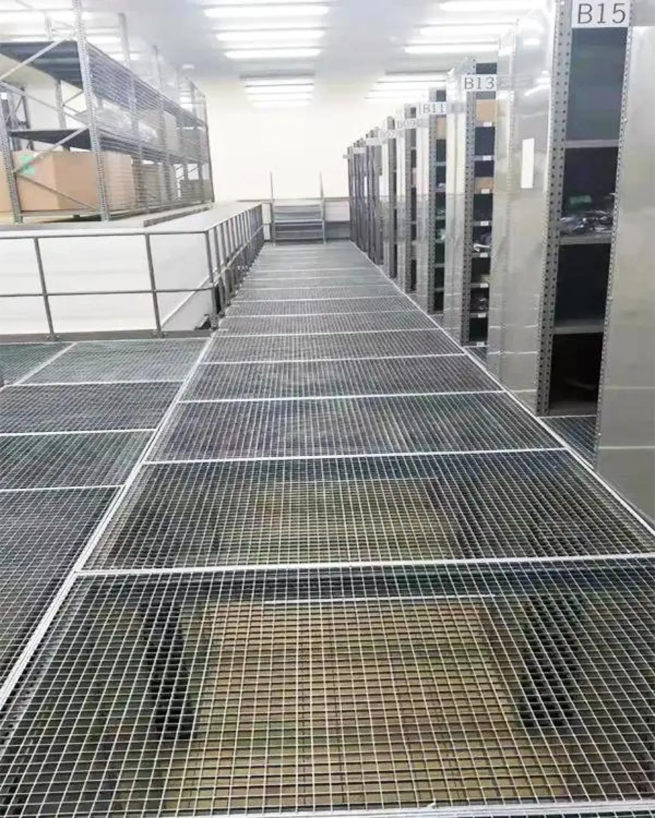 Aluminum grating aviation maintenance platform
