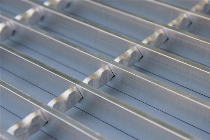 Industrial aluminum grating for platforms and walkways - SHEDAR Grating