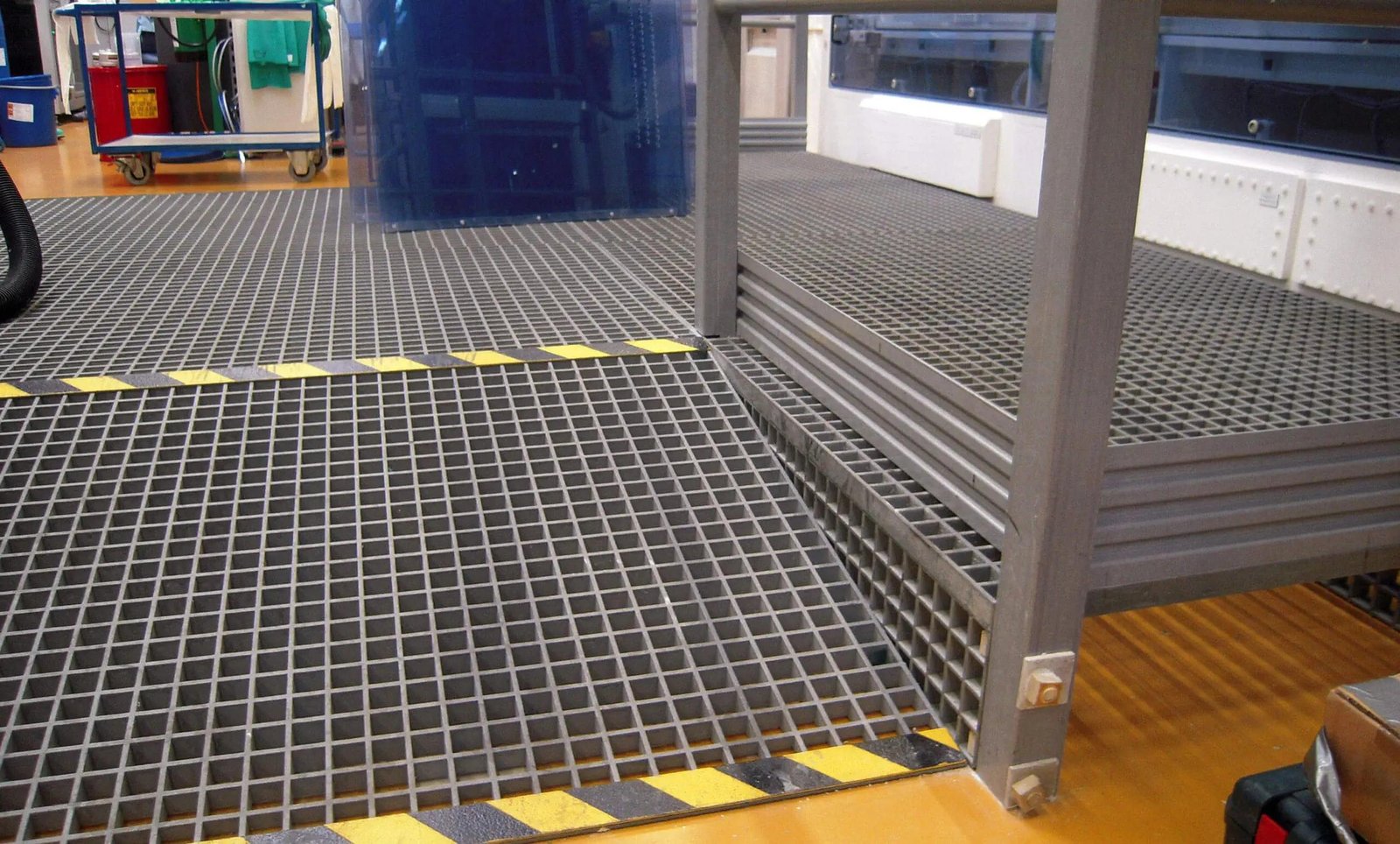 Industrial walkway grating